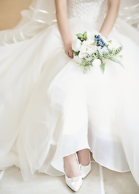 포토 JPG 스튜디오촬영 여자 행복 신부 부케 웨딩드레스 결혼 실내 사랑 한명 들기 앉기 20대 성인 앞모습 한국인 하반신 즐거움 웨딩슈즈 성인여자한명만 웨딩촬영 국내포토 1 드레스 감정 뷰포인트 꽃다발 신발 모션 사람 동양인 이벤트 청년 내부 결혼소품 기념사진 여자한명만 성인여자만 파일형식