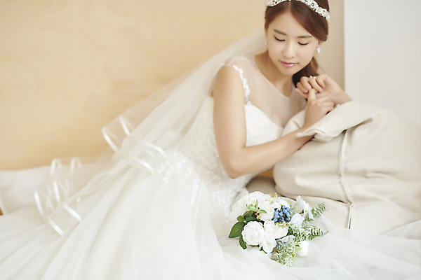 포토 JPG 스튜디오촬영 여자 행복 신부 부케 웨딩드레스 결혼 면사포 실내 사랑 한명 들기 앉기 상반신 20대 성인 앞모습 한국인 즐거움 티아라 성인여자한명만 웨딩촬영 국내포토 1 드레스 감정 뷰포인트 꽃다발 모션 왕관 사람 동양인 이벤트 청년 내부 결혼소품 기념사진 여자한명만 성인여자만 파일형식