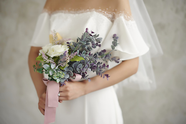 포토 JPG 스튜디오촬영 여자 행복 신부 부케 웨딩드레스 결혼 면사포 실내 사랑 한명 서기 들기 상반신 20대 성인 옆모습 한국인 즐거움 성인여자한명만 웨딩촬영 국내포토 1 드레스 감정 뷰포인트 꽃다발 모션 사람 동양인 이벤트 청년 내부 결혼소품 기념사진 여자한명만 성인여자만 파일형식