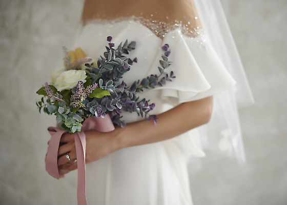 포토 JPG 스튜디오촬영 여자 행복 신부 부케 웨딩드레스 결혼 면사포 실내 사랑 한명 서기 들기 상반신 20대 성인 옆모습 한국인 즐거움 성인여자한명만 웨딩촬영 국내포토 1 드레스 감정 뷰포인트 꽃다발 모션 사람 동양인 이벤트 청년 내부 결혼소품 기념사진 여자한명만 성인여자만 파일형식