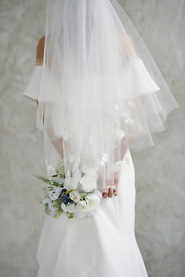 포토 JPG 스튜디오촬영 여자 행복 신부 부케 웨딩드레스 결혼 면사포 실내 사랑 한명 서기 들기 상반신 20대 성인 뒷모습 한국인 즐거움 성인여자한명만 웨딩촬영 국내포토 1 드레스 감정 뷰포인트 꽃다발 모션 사람 동양인 이벤트 청년 내부 결혼소품 기념사진 여자한명만 성인여자만 파일형식