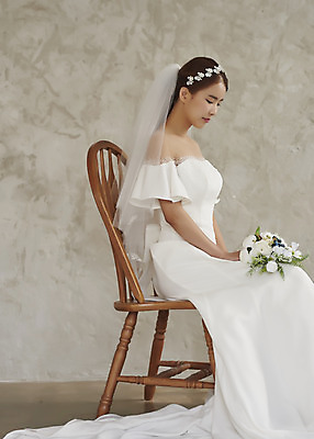 포토 JPG 스튜디오촬영 여자 행복 신부 부케 웨딩드레스 결혼 면사포 실내 사랑 한명 들기 앉기 상반신 20대 성인 옆모습 한국인 즐거움 티아라 성인여자한명만 웨딩촬영 국내포토 1 드레스 감정 뷰포인트 꽃다발 모션 왕관 사람 동양인 이벤트 청년 내부 결혼소품 기념사진 여자한명만 성인여자만 파일형식