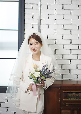 포토 JPG 스튜디오촬영 여자 행복 신부 부케 결혼 면사포 실내 사랑 한명 서기 미소 들기 정장 상반신 20대 성인 앞모습 한국인 즐거움 티아라 성인여자한명만 웨딩촬영 국내포토 1 옷 감정 뷰포인트 꽃다발 모션 왕관 표정 사람 동양인 이벤트 청년 내부 결혼소품 기념사진 여자한명만 성인여자만 파일형식