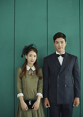 포토 JPG 스튜디오촬영 부부 커플 여자 남자 행복 신부 신랑 결혼 실내 사랑 서기 미소 상반신 20대 성인 두명 앞모습 30대 다정 한국인 즐거움 복고 성인만 웨딩촬영 뉴트로 경성사진 경성의상 국내포토 옷 감정 뷰포인트 컨셉 관계 모션 표정 사람 동양인 이벤트 청년 내부 장년 기념사진 파일형식