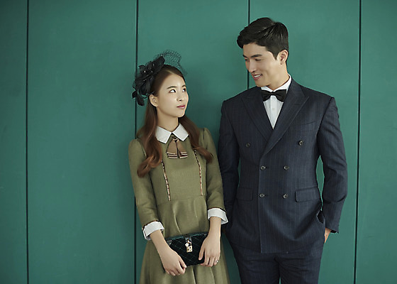 포토 JPG 스튜디오촬영 부부 커플 응시 여자 남자 행복 신부 신랑 결혼 실내 사랑 서기 미소 상반신 20대 성인 두명 앞모습 30대 마주보기 다정 한국인 즐거움 복고 성인만 웨딩촬영 뉴트로 경성사진 경성의상 국내포토 시선 옷 감정 뷰포인트 컨셉 관계 모션 표정 사람 동양인 이벤트 청년 내부 장년 기념사진 파일형식