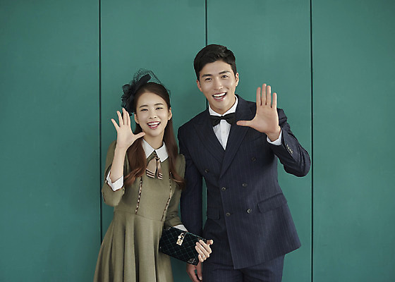 포토 JPG 스튜디오촬영 부부 커플 여자 남자 행복 신부 신랑 결혼 실내 손바닥 사랑 서기 미소 손짓 상반신 20대 성인 두명 앞모습 30대 다정 한국인 즐거움 복고 성인만 웨딩촬영 뉴트로 경성사진 경성의상 국내포토 손 옷 감정 뷰포인트 컨셉 관계 모션 표정 사람 동양인 이벤트 청년 내부 장년 기념사진 파일형식