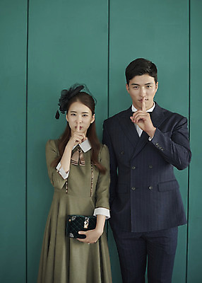 포토 JPG 스튜디오촬영 부부 커플 여자 남자 행복 신부 신랑 결혼 실내 사랑 서기 미소 손짓 상반신 20대 성인 두명 앞모습 30대 다정 한국인 즐거움 복고 쉿 성인만 웨딩촬영 뉴트로 경성사진 경성의상 국내포토 옷 감정 뷰포인트 컨셉 관계 모션 표정 사람 동양인 이벤트 청년 내부 장년 조용 기념사진 파일형식