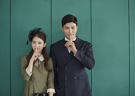 포토 JPG 스튜디오촬영 부부 커플 여자 남자 행복 신부 신랑 결혼 실내 사랑 서기 미소 손짓 상반신 20대 성인 두명 앞모습 30대 다정 한국인 즐거움 복고 쉿 성인만 웨딩촬영 뉴트로 경성사진 경성의상 국내포토 옷 감정 뷰포인트 컨셉 관계 모션 표정 사람 동양인 이벤트 청년 내부 장년 조용 기념사진 파일형식