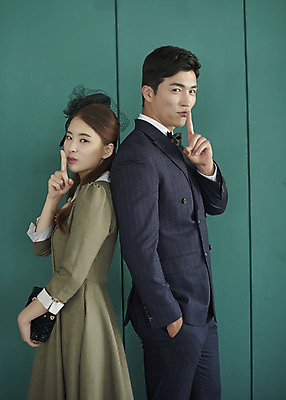 포토 JPG 스튜디오촬영 부부 커플 여자 남자 행복 신부 신랑 결혼 실내 사랑 서기 미소 손짓 상반신 20대 성인 두명 옆모습 30대 다정 한국인 등맞대기 즐거움 복고 쉿 성인만 웨딩촬영 뉴트로 경성사진 경성의상 국내포토 옷 감정 뷰포인트 컨셉 관계 모션 표정 사람 동양인 이벤트 청년 내부 장년 조용 기념사진 파일형식