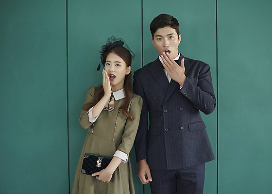 포토 JPG 스튜디오촬영 부부 커플 여자 남자 행복 신부 신랑 결혼 실내 사랑 서기 미소 손짓 상반신 20대 성인 두명 앞모습 30대 다정 놀람 한국인 즐거움 복고 성인만 웨딩촬영 뉴트로 경성사진 경성의상 국내포토 옷 감정 뷰포인트 컨셉 관계 모션 표정 사람 동양인 이벤트 청년 내부 장년 기념사진 파일형식