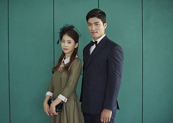 포토 JPG 스튜디오촬영 부부 커플 여자 남자 행복 신부 신랑 결혼 실내 사랑 서기 미소 상반신 20대 성인 두명 옆모습 30대 다정 한국인 즐거움 복고 성인만 웨딩촬영 뉴트로 경성사진 경성의상 국내포토 옷 감정 뷰포인트 컨셉 관계 모션 표정 사람 동양인 이벤트 청년 내부 장년 기념사진 파일형식