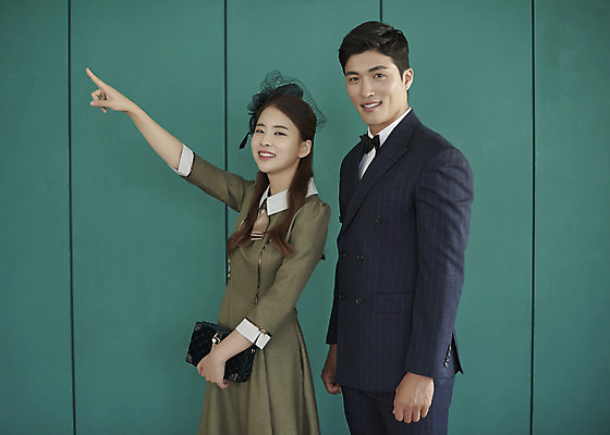 포토 JPG 스튜디오촬영 부부 커플 여자 남자 행복 신부 신랑 결혼 실내 사랑 서기 미소 상반신 20대 성인 두명 옆모습 30대 다정 한국인 가리킴 즐거움 복고 성인만 웨딩촬영 뉴트로 경성사진 경성의상 국내포토 옷 감정 뷰포인트 컨셉 관계 모션 표정 사람 동양인 손짓 이벤트 청년 내부 장년 기념사진 파일형식