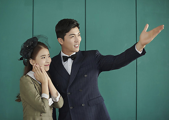 포토 JPG 스튜디오촬영 부부 커플 여자 남자 행복 신부 신랑 결혼 실내 사랑 서기 미소 상반신 20대 성인 두명 앞모습 옆모습 30대 다정 한국인 가리킴 즐거움 복고 성인만 웨딩촬영 뉴트로 경성사진 경성의상 국내포토 옷 감정 뷰포인트 컨셉 관계 모션 표정 사람 동양인 손짓 이벤트 청년 내부 장년 기념사진 파일형식