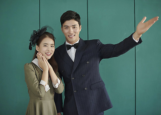 포토 JPG 스튜디오촬영 부부 커플 여자 남자 행복 신부 신랑 결혼 실내 사랑 서기 미소 손짓 상반신 20대 성인 두명 앞모습 옆모습 30대 다정 한국인 가리킴 즐거움 복고 성인만 웨딩촬영 뉴트로 경성사진 경성의상 국내포토 옷 감정 뷰포인트 컨셉 관계 모션 표정 사람 동양인 이벤트 청년 내부 장년 기념사진 파일형식