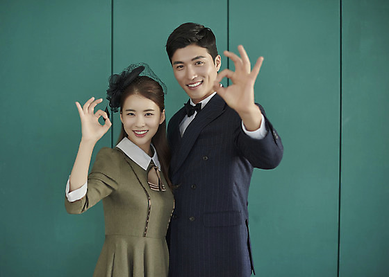 포토 JPG 스튜디오촬영 부부 커플 여자 남자 행복 신부 신랑 결혼 실내 사랑 서기 미소 상반신 20대 성인 두명 옆모습 30대 다정 한국인 OK 즐거움 복고 성인만 웨딩촬영 뉴트로 경성사진 경성의상 국내포토 옷 감정 뷰포인트 컨셉 관계 모션 표정 사람 동양인 손짓 이벤트 청년 내부 장년 기념사진 파일형식