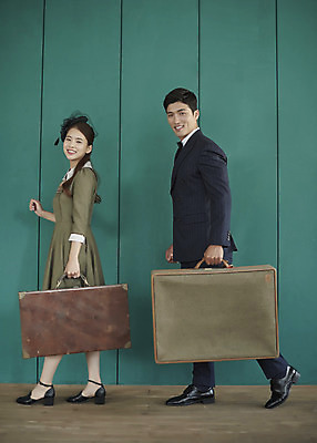 포토 JPG 스튜디오촬영 전신 부부 커플 여자 남자 행복 신부 신랑 결혼 실내 사랑 서기 미소 들기 20대 성인 두명 옆모습 30대 여행가방 다정 한국인 즐거움 복고 성인만 웨딩촬영 뉴트로 경성사진 경성의상 국내포토 옷 감정 뷰포인트 컨셉 가방 관계 모션 표정 사람 동양인 이벤트 청년 내부 장년 기념사진 파일형식