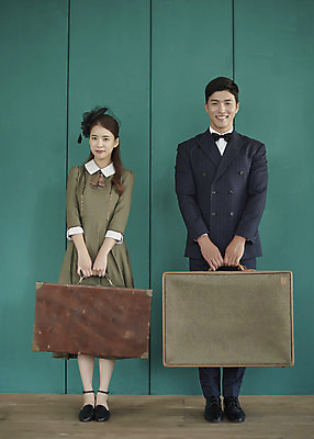 포토 JPG 스튜디오촬영 전신 부부 커플 여자 남자 행복 신부 신랑 결혼 실내 사랑 서기 미소 들기 20대 성인 두명 앞모습 30대 여행가방 다정 한국인 즐거움 복고 성인만 웨딩촬영 뉴트로 경성사진 경성의상 국내포토 옷 감정 뷰포인트 컨셉 가방 관계 모션 표정 사람 동양인 이벤트 청년 내부 장년 기념사진 파일형식