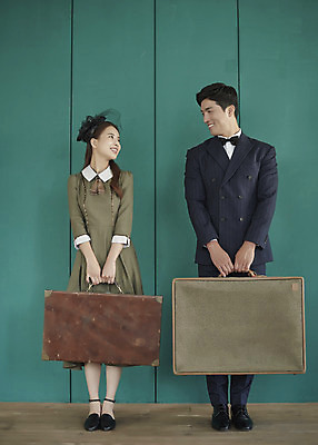 포토 JPG 스튜디오촬영 전신 부부 커플 여자 남자 행복 신부 신랑 결혼 실내 사랑 서기 미소 들기 20대 성인 두명 앞모습 30대 마주보기 여행가방 다정 한국인 즐거움 복고 성인만 웨딩촬영 뉴트로 경성사진 경성의상 국내포토 옷 감정 뷰포인트 컨셉 가방 관계 모션 표정 사람 동양인 이벤트 청년 내부 장년 기념사진 파일형식