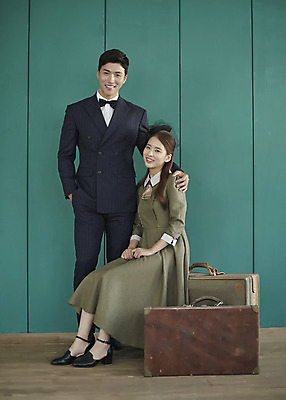 포토 JPG 스튜디오촬영 전신 부부 커플 여자 남자 행복 신부 신랑 결혼 실내 사랑 서기 미소 20대 성인 두명 앞모습 옆모습 30대 여행가방 다정 한국인 즐거움 복고 성인만 어깨에손 웨딩촬영 뉴트로 경성사진 경성의상 국내포토 옷 감정 뷰포인트 컨셉 가방 관계 모션 표정 사람 동양인 이벤트 청년 내부 장년 기념사진 파일형식