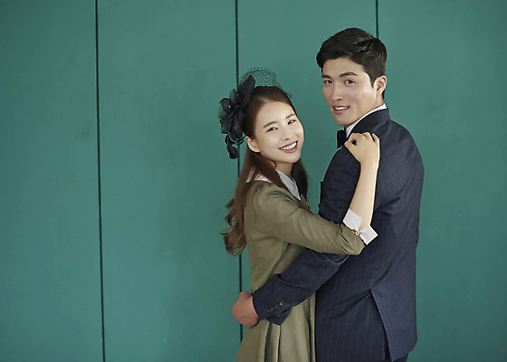 포토 JPG 스튜디오촬영 부부 커플 여자 남자 행복 신부 허리손 신랑 결혼 실내 사랑 서기 미소 상반신 20대 성인 두명 옆모습 30대 다정 한국인 즐거움 복고 성인만 어깨에손 웨딩촬영 뉴트로 경성사진 경성의상 국내포토 옷 감정 뷰포인트 포즈 컨셉 관계 모션 표정 사람 동양인 이벤트 청년 내부 장년 기념사진 파일형식