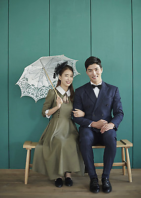 포토 JPG 스튜디오촬영 전신 부부 커플 여자 남자 행복 신부 신랑 결혼 실내 사랑 미소 앉기 20대 성인 두명 앞모습 30대 팔짱 다정 한국인 즐거움 복고 양산 성인만 웨딩촬영 뉴트로 경성사진 경성의상 국내포토 옷 감정 뷰포인트 컨셉 관계 모션 표정 사람 동양인 이벤트 청년 내부 장년 기념사진 파일형식