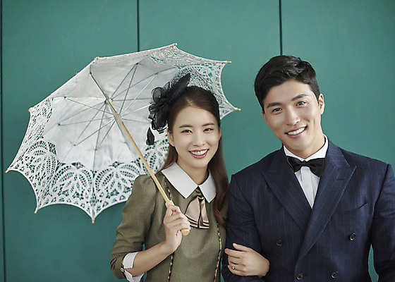 포토 JPG 스튜디오촬영 부부 커플 여자 남자 행복 신부 신랑 결혼 실내 사랑 미소 앉기 상반신 20대 성인 두명 앞모습 30대 팔짱 다정 한국인 즐거움 복고 양산 성인만 웨딩촬영 뉴트로 경성사진 경성의상 국내포토 옷 감정 뷰포인트 컨셉 관계 모션 표정 사람 동양인 이벤트 청년 내부 장년 기념사진 파일형식