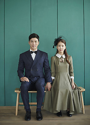 포토 JPG 스튜디오촬영 전신 부부 커플 여자 남자 행복 신부 신랑 결혼 실내 사랑 미소 앉기 20대 성인 두명 앞모습 30대 손잡기 다정 한국인 즐거움 복고 성인만 웨딩촬영 뉴트로 경성사진 경성의상 국내포토 옷 감정 뷰포인트 컨셉 관계 모션 표정 사람 동양인 이벤트 청년 내부 장년 기념사진 파일형식