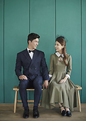 포토 JPG 스튜디오촬영 전신 부부 커플 여자 남자 행복 신부 신랑 결혼 실내 사랑 미소 앉기 20대 성인 두명 앞모습 30대 마주보기 손잡기 다정 한국인 즐거움 복고 성인만 웨딩촬영 뉴트로 경성사진 경성의상 국내포토 옷 감정 뷰포인트 컨셉 관계 모션 표정 사람 동양인 이벤트 청년 내부 장년 기념사진 파일형식