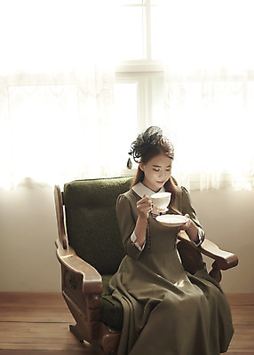 포토 JPG 스튜디오촬영 여자 행복 여유 신부 결혼 의자 티타임 실내 사랑 한명 앉기 상반신 20대 성인 앞모습 한국인 찻잔 즐거움 복고 성인여자한명만 웨딩촬영 뉴트로 경성사진 경성의상 국내포토 1 옷 감정 뷰포인트 가구 모션 휴식 잔 사람 동양인 이벤트 청년 내부 기념사진 여자한명만 성인여자만 파일형식