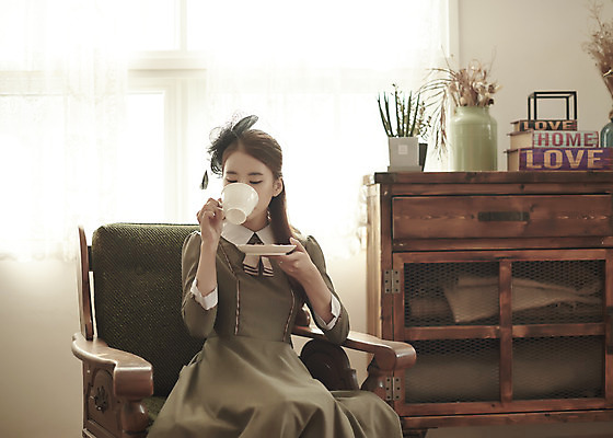 포토 JPG 스튜디오촬영 여자 행복 여유 신부 결혼 의자 티타임 실내 사랑 한명 들기 앉기 상반신 20대 성인 앞모습 한국인 찻잔 즐거움 복고 성인여자한명만 웨딩촬영 뉴트로 경성사진 경성의상 국내포토 1 옷 감정 뷰포인트 가구 모션 휴식 잔 사람 동양인 이벤트 청년 내부 기념사진 여자한명만 성인여자만 파일형식