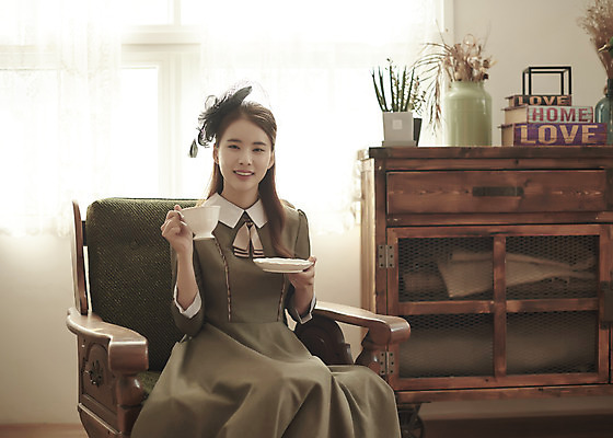포토 JPG 스튜디오촬영 여자 행복 여유 신부 결혼 의자 티타임 실내 사랑 한명 들기 앉기 상반신 20대 성인 앞모습 한국인 찻잔 즐거움 복고 성인여자한명만 웨딩촬영 뉴트로 경성사진 경성의상 국내포토 1 옷 감정 뷰포인트 가구 모션 휴식 잔 사람 동양인 이벤트 청년 내부 기념사진 여자한명만 성인여자만 파일형식