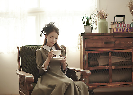 포토 JPG 스튜디오촬영 여자 행복 여유 신부 결혼 의자 티타임 실내 사랑 한명 들기 앉기 상반신 20대 성인 앞모습 한국인 찻잔 즐거움 복고 성인여자한명만 웨딩촬영 뉴트로 경성사진 경성의상 국내포토 1 옷 감정 뷰포인트 가구 모션 휴식 잔 사람 동양인 이벤트 청년 내부 기념사진 여자한명만 성인여자만 파일형식