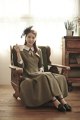 포토 JPG 스튜디오촬영 전신 여자 행복 여유 신부 결혼 의자 티타임 실내 사랑 한명 들기 앉기 20대 성인 앞모습 한국인 찻잔 즐거움 복고 성인여자한명만 웨딩촬영 뉴트로 경성사진 경성의상 국내포토 1 옷 감정 뷰포인트 가구 모션 휴식 잔 사람 동양인 이벤트 청년 내부 기념사진 여자한명만 성인여자만 파일형식