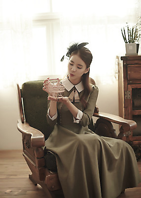 포토 JPG 스튜디오촬영 여자 행복 신부 결혼 의자 실내 사랑 한명 들기 앉기 상반신 20대 성인 앞모습 쇼핑카 한국인 즐거움 복고 성인여자한명만 웨딩촬영 뉴트로 경성사진 경성의상 국내포토 1 옷 감정 뷰포인트 가구 모션 사람 동양인 이벤트 청년 내부 쇼핑 카트 기념사진 여자한명만 성인여자만 파일형식