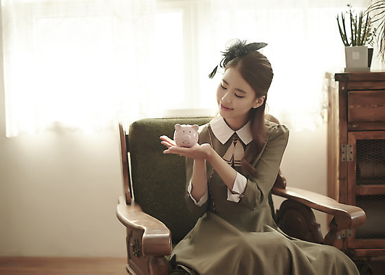 포토 JPG 스튜디오촬영 여자 행복 신부 결혼 의자 실내 사랑 한명 들기 앉기 상반신 20대 성인 앞모습 저축 한국인 돼지저금통 즐거움 복고 성인여자한명만 웨딩촬영 뉴트로 경성사진 경성의상 금융의날 국내포토 1 옷 감정 뷰포인트 가구 모션 사람 동양인 이벤트 청년 내부 금융 저금통 기념사진 여자한명만 성인여자만 파일형식 법정기념일