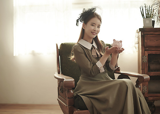 포토 JPG 스튜디오촬영 여자 행복 신부 결혼 의자 실내 사랑 한명 들기 앉기 상반신 20대 성인 옆모습 저축 한국인 돼지저금통 즐거움 복고 성인여자한명만 웨딩촬영 뉴트로 경성사진 경성의상 금융의날 국내포토 1 옷 감정 뷰포인트 가구 모션 사람 동양인 이벤트 청년 내부 금융 저금통 기념사진 여자한명만 성인여자만 파일형식 법정기념일