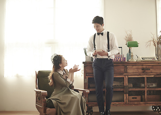 포토 JPG 스튜디오촬영 전신 부부 커플 여자 남자 행복 신부 신랑 결혼 의자 실내 사랑 서기 미소 들기 앉기 상반신 20대 성인 두명 앞모습 옆모습 30대 다정 저축 한국인 돼지저금통 계산기 즐거움 복고 성인만 웨딩촬영 뉴트로 경성사진 경성의상 금융의날 국내포토 옷 감정 뷰포인트 가구 컨셉 관계 모션 문구용품 표정 사람 동양인 이벤트 청년 내부 장년 금융 장비 저금통 기념사진 파일형식 법정기념일