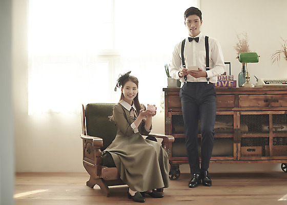 포토 JPG 스튜디오촬영 전신 부부 커플 여자 남자 행복 신부 신랑 결혼 의자 실내 사랑 서기 미소 들기 앉기 20대 성인 두명 앞모습 30대 다정 저축 한국인 돼지저금통 계산기 즐거움 복고 성인만 웨딩촬영 뉴트로 경성사진 경성의상 금융의날 국내포토 옷 감정 뷰포인트 가구 컨셉 관계 모션 문구용품 표정 사람 동양인 이벤트 청년 내부 장년 금융 장비 저금통 기념사진 파일형식 법정기념일