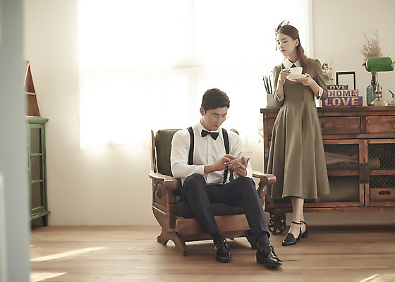 포토 JPG 스튜디오촬영 전신 부부 커플 여자 남자 행복 신부 신랑 결혼 의자 실내 사랑 서기 미소 들기 앉기 20대 성인 두명 앞모습 30대 금융 다정 저축 한국인 계산기 찻잔 즐거움 복고 성인만 웨딩촬영 뉴트로 경성사진 경성의상 금융의날 국내포토 옷 감정 뷰포인트 가구 컨셉 관계 모션 문구용품 잔 표정 사람 동양인 이벤트 청년 내부 장년 경제 장비 기념사진 파일형식 법정기념일