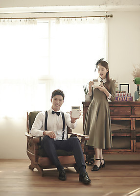 포토 JPG 스튜디오촬영 전신 부부 커플 여자 남자 행복 신부 신랑 결혼 의자 실내 사랑 서기 미소 들기 앉기 20대 성인 두명 앞모습 30대 금융 다정 저축 한국인 계산기 찻잔 즐거움 복고 성인만 웨딩촬영 뉴트로 경성사진 경성의상 금융의날 국내포토 옷 감정 뷰포인트 가구 컨셉 관계 모션 문구용품 잔 표정 사람 동양인 이벤트 청년 내부 장년 경제 장비 기념사진 파일형식 법정기념일