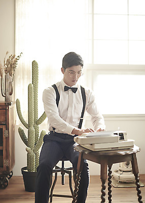 포토 JPG 스튜디오촬영 남자 행복 신랑 결혼 실내 사랑 한명 앉기 상반신 성인 앞모습 30대 한국인 즐거움 복고 타자기 성인남자한명만 웨딩촬영 뉴트로 경성사진 경성의상 국내포토 1 옷 감정 뷰포인트 모션 사람 동양인 이벤트 내부 장년 골동품 기념사진 남자한명만 성인남자만 파일형식