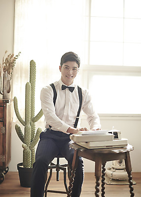 포토 JPG 스튜디오촬영 남자 행복 신랑 결혼 실내 사랑 한명 미소 앉기 상반신 성인 앞모습 30대 한국인 즐거움 복고 타자기 성인남자한명만 웨딩촬영 뉴트로 경성사진 경성의상 국내포토 1 옷 감정 뷰포인트 모션 표정 사람 동양인 이벤트 내부 장년 골동품 기념사진 남자한명만 성인남자만 파일형식