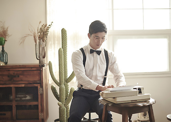 포토 JPG 스튜디오촬영 남자 행복 신랑 결혼 실내 사랑 한명 앉기 상반신 성인 앞모습 30대 한국인 즐거움 복고 타자기 성인남자한명만 웨딩촬영 뉴트로 경성사진 경성의상 국내포토 1 옷 감정 뷰포인트 모션 사람 동양인 이벤트 내부 장년 골동품 기념사진 남자한명만 성인남자만 파일형식