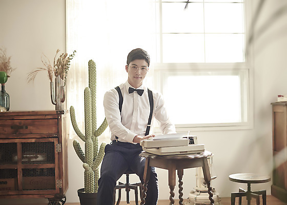 포토 JPG 스튜디오촬영 남자 행복 신랑 결혼 실내 사랑 한명 미소 앉기 상반신 성인 앞모습 30대 한국인 즐거움 복고 타자기 성인남자한명만 웨딩촬영 뉴트로 경성사진 경성의상 국내포토 1 옷 감정 뷰포인트 모션 표정 사람 동양인 이벤트 내부 장년 골동품 기념사진 남자한명만 성인남자만 파일형식