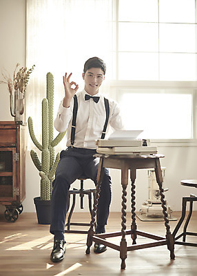 포토 JPG 스튜디오촬영 전신 남자 행복 신랑 결혼 실내 사랑 한명 미소 앉기 성인 앞모습 30대 한국인 OK 즐거움 복고 타자기 성인남자한명만 웨딩촬영 뉴트로 경성사진 경성의상 국내포토 1 옷 감정 뷰포인트 모션 표정 사람 동양인 손짓 이벤트 내부 장년 골동품 기념사진 남자한명만 성인남자만 파일형식