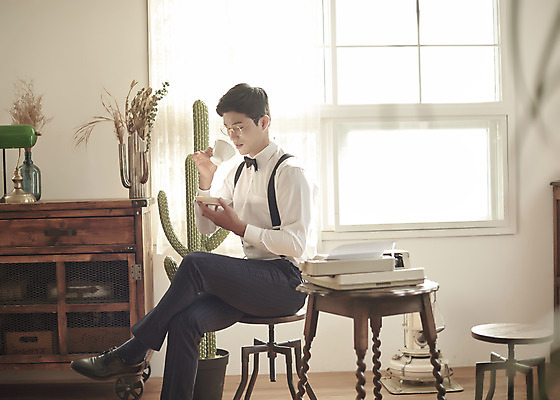 포토 JPG 스튜디오촬영 전신 남자 행복 여유 신랑 결혼 티타임 실내 사랑 한명 앉기 성인 옆모습 30대 한국인 찻잔 즐거움 복고 타자기 성인남자한명만 웨딩촬영 뉴트로 경성사진 경성의상 국내포토 1 옷 감정 뷰포인트 모션 휴식 잔 사람 동양인 이벤트 내부 장년 골동품 기념사진 남자한명만 성인남자만 파일형식