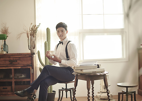 포토 JPG 스튜디오촬영 전신 남자 행복 여유 신랑 결혼 티타임 실내 사랑 한명 미소 앉기 성인 옆모습 30대 한국인 찻잔 즐거움 복고 성인남자한명만 웨딩촬영 뉴트로 경성사진 경성의상 국내포토 1 옷 감정 뷰포인트 모션 휴식 잔 표정 사람 동양인 이벤트 내부 장년 기념사진 남자한명만 성인남자만 파일형식