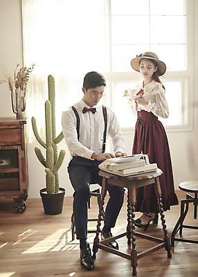 포토 JPG 스튜디오촬영 전신 부부 커플 여자 남자 행복 신부 신랑 결혼 티타임 실내 사랑 서기 미소 앉기 20대 성인 두명 앞모습 옆모습 30대 다정 한국인 찻잔 즐거움 복고 타자기 성인만 웨딩촬영 뉴트로 경성사진 경성의상 국내포토 옷 감정 뷰포인트 컨셉 관계 모션 휴식 잔 표정 사람 동양인 이벤트 청년 내부 장년 골동품 기념사진 파일형식