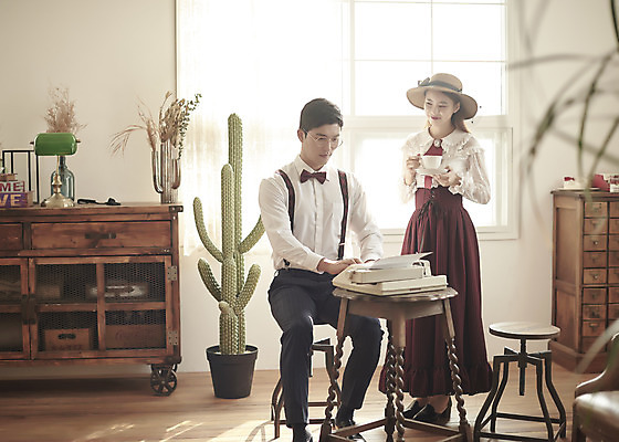 포토 JPG 스튜디오촬영 전신 부부 커플 여자 남자 행복 여유 신부 신랑 결혼 티타임 실내 사랑 서기 미소 앉기 20대 성인 두명 앞모습 옆모습 30대 다정 한국인 찻잔 즐거움 복고 타자기 성인만 웨딩촬영 뉴트로 경성사진 경성의상 국내포토 옷 감정 뷰포인트 컨셉 관계 모션 휴식 잔 표정 사람 동양인 이벤트 청년 내부 장년 골동품 기념사진 파일형식