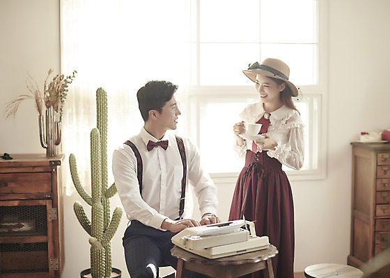 포토 JPG 스튜디오촬영 부부 커플 여자 남자 행복 여유 신부 신랑 결혼 티타임 실내 사랑 서기 미소 앉기 상반신 20대 성인 두명 앞모습 옆모습 30대 다정 한국인 찻잔 즐거움 복고 타자기 성인만 웨딩촬영 뉴트로 경성사진 경성의상 국내포토 옷 감정 뷰포인트 컨셉 관계 모션 휴식 잔 표정 사람 동양인 이벤트 청년 내부 장년 골동품 기념사진 파일형식